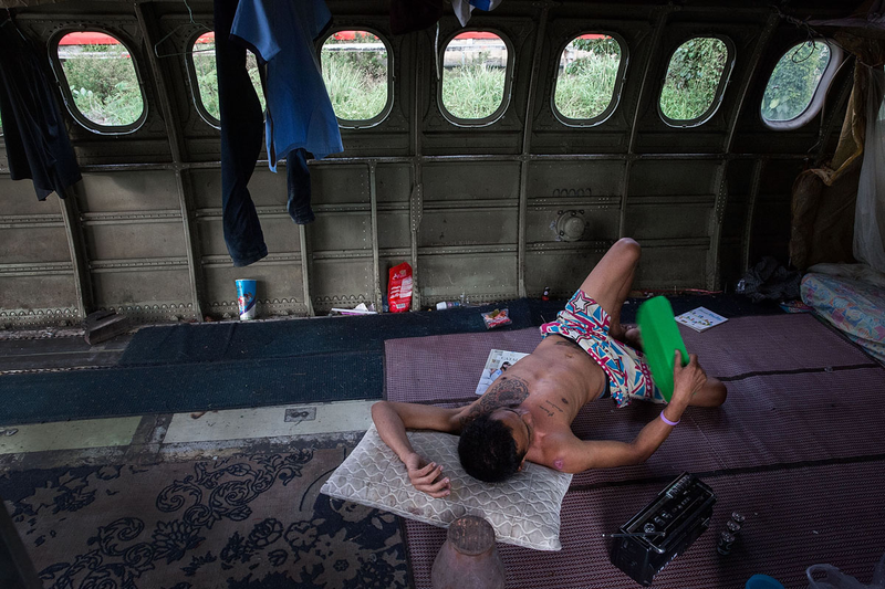 Illustration for article titled Bangkok's Homeless Are Turning These Decommissioned Airplanes Into Makeshift Homes